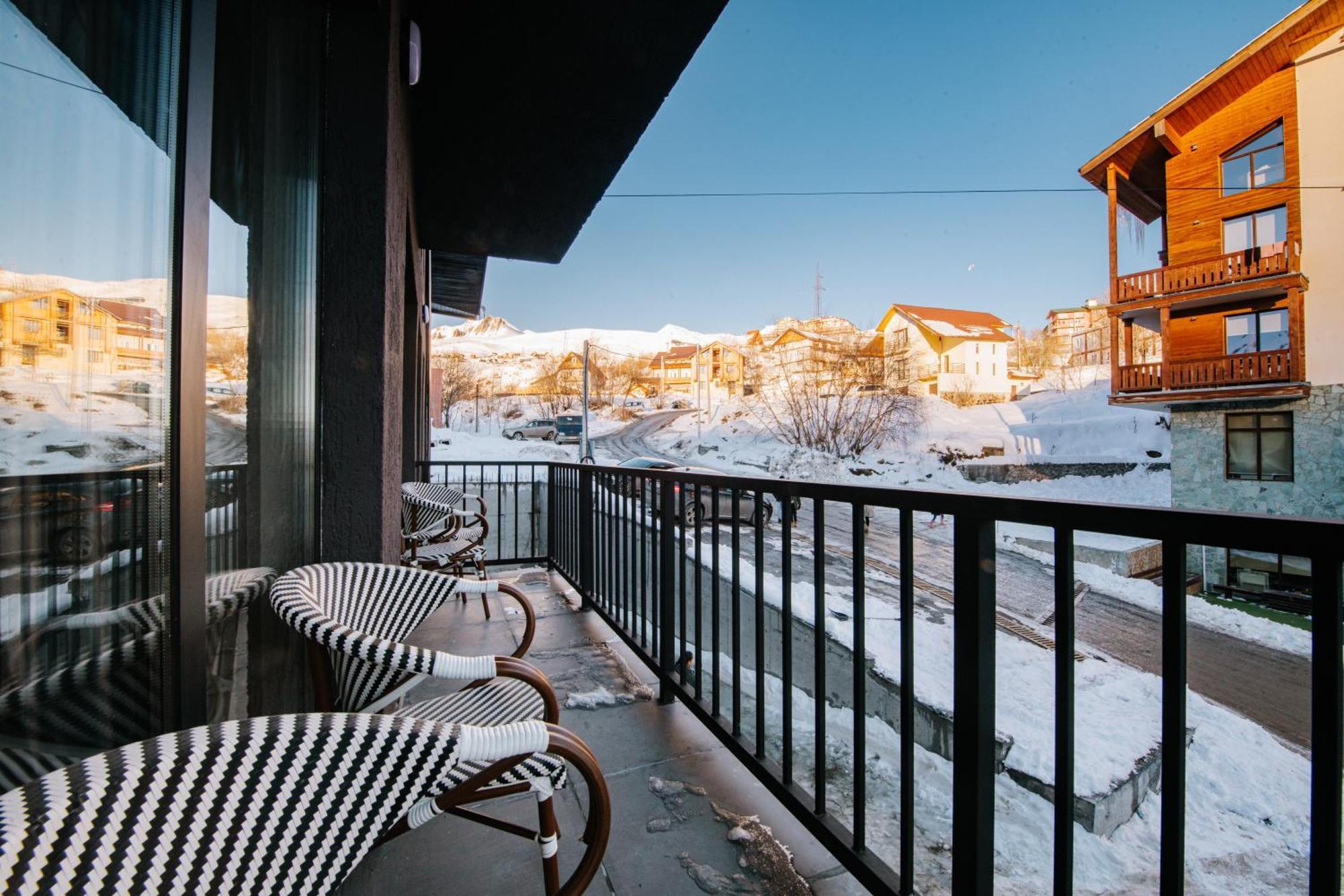 古多里酒店 客房 照片 A balcony in the winter